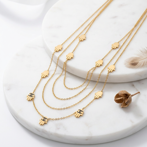 Collier stainless steel doré avec breloques main hamsa